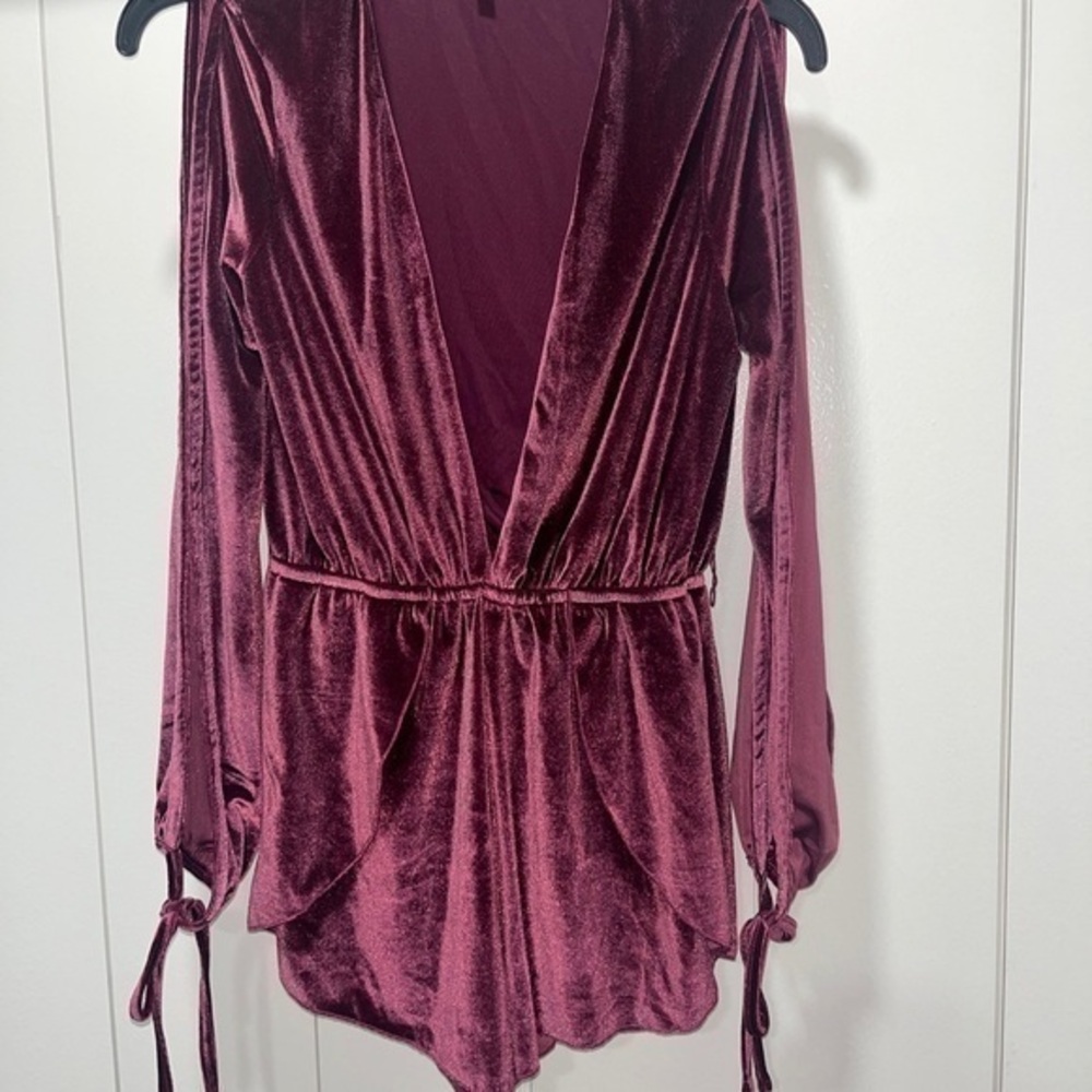 Tobi Velvet Plunging V-Neck Romper Shorts Long Sleeves Party Purple Women's XS